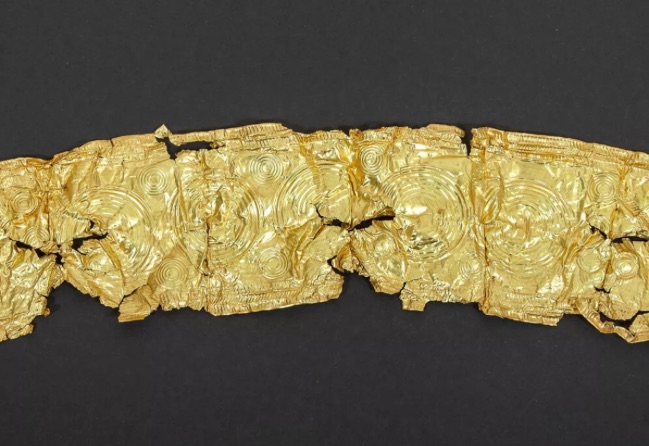 Náhodně nalezený zlatý diadém z doby bronzové. Zdroj: Muzeum v Bruntále.
